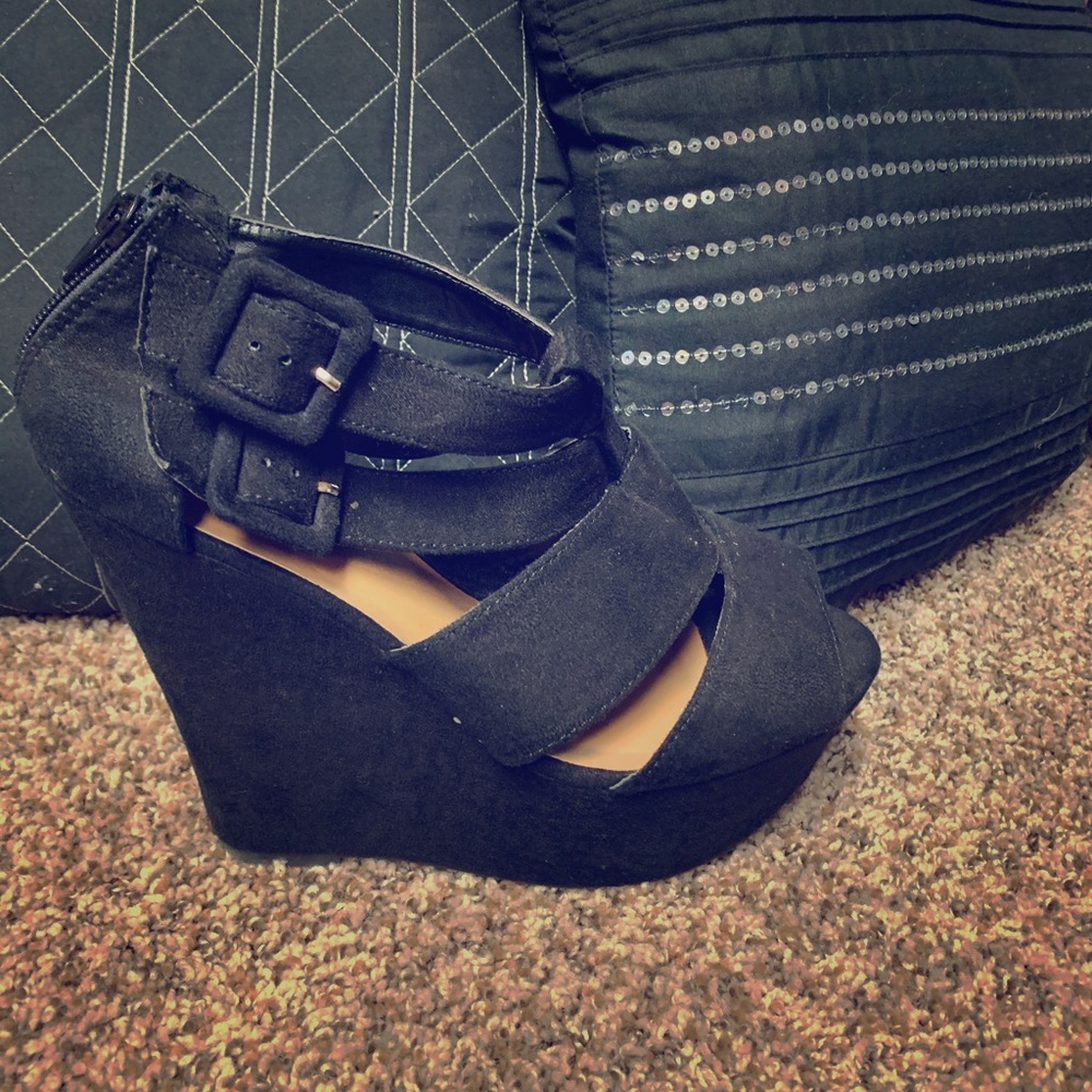 Dot’s women’s size 10 black wedges